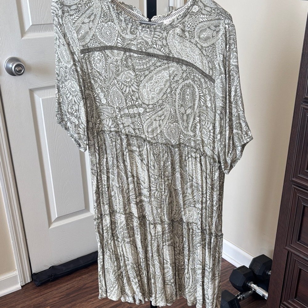 Knox Rose Paisley Short-Sleeve Tunic in Light Gray and White